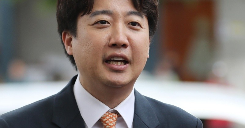 이준석 개혁신당 대표가 29일 부산 북구 구포시장을 찾아 취재진 질문에 답하고 있다. 2026.4.29/뉴스1