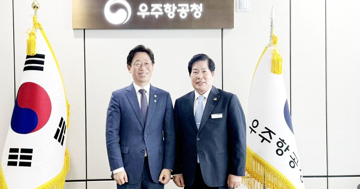 공영민 고흥군수(오른쪽)는 지난 5일, 재선 당선 이후 첫 대외 공식 일정으로 오태석 우주항공청장과 전격적인 단독 면담을 가졌다.  / 고흥군