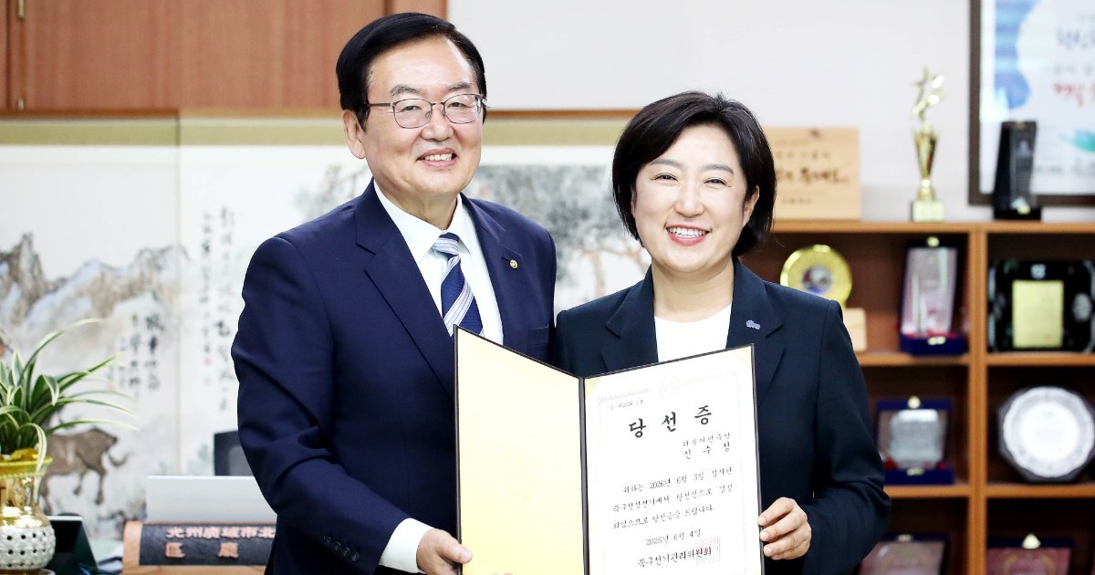 "광주 헌정사 새로 쓴 첫 여성 구청장 시대 활짝"… 문인-신수정, 42만 북구민 향한 ‘아름다운 바통 터치’