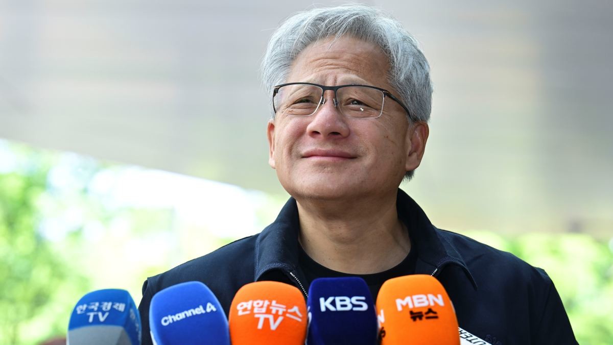 젠슨 황 엔비디아 최고경영자(CEO)가 5일 서울 강서구 서울김포비즈니스항공센터를 통해 입국한 뒤 취재진의 질문에 답하고 있다.  / 뉴스1