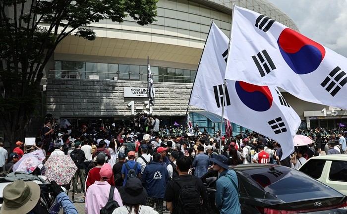 5일 서울 송파구 잠실7동 제2투표소에서 이송된 투표함 개표소인 올림픽공원 핸드볼경기장 앞에서 시민들이 불법선거를 주장하며 경찰과 대치하고 있다. 2026.6.5/뉴스1