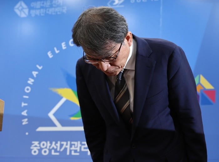 노태악 중앙선거관리위원장이 5일 오후 경기 과천 중앙선관위에서 ‘투표용지 부족 사태’ 관련 대국민 사과를 하고 있다. 2026.6.5/뉴스1