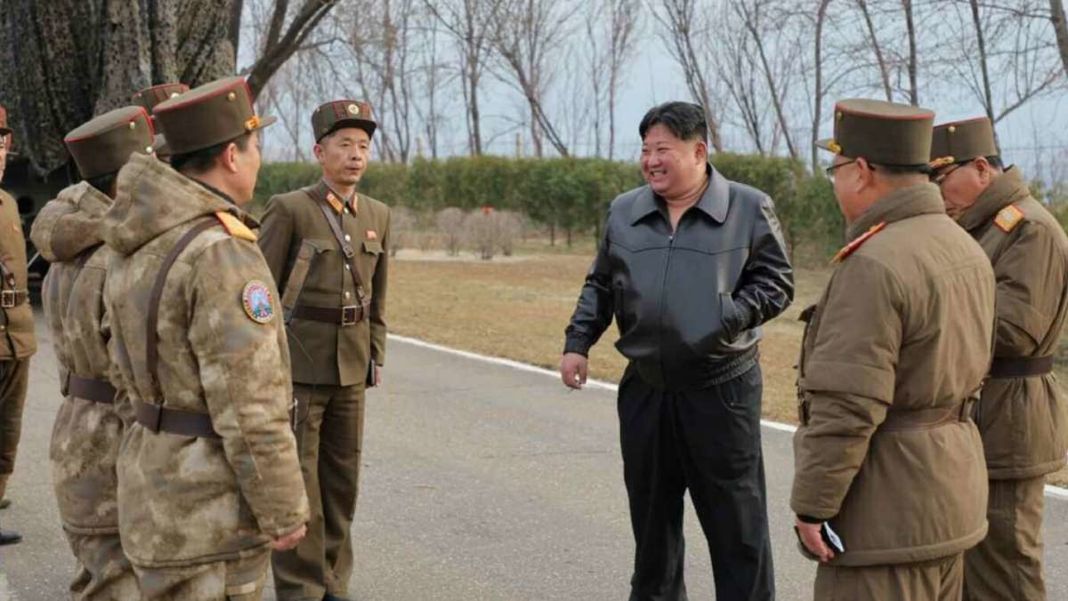 김정은 북한 노동당 총비서가 지난 2일 평양시 교외의 군부대 훈련장에서 발사한 신형 중장거리 고체탄도미사일 '화성포-16나'형의 첫 시험발사를 현지 지도했다. / 뉴스1=평양 노동신문