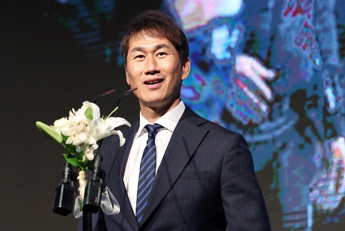 고 유상철 전 인천 유나이티드 감독이 2일 오후 서울 서대문구 그랜드 힐튼 서울에서 열린 '2019 프로축구 하나원큐 K리그 대상 시상식'에서 베스트포토상 수상 후 소감을 말하던 모습 / 2019.12.2 뉴스1