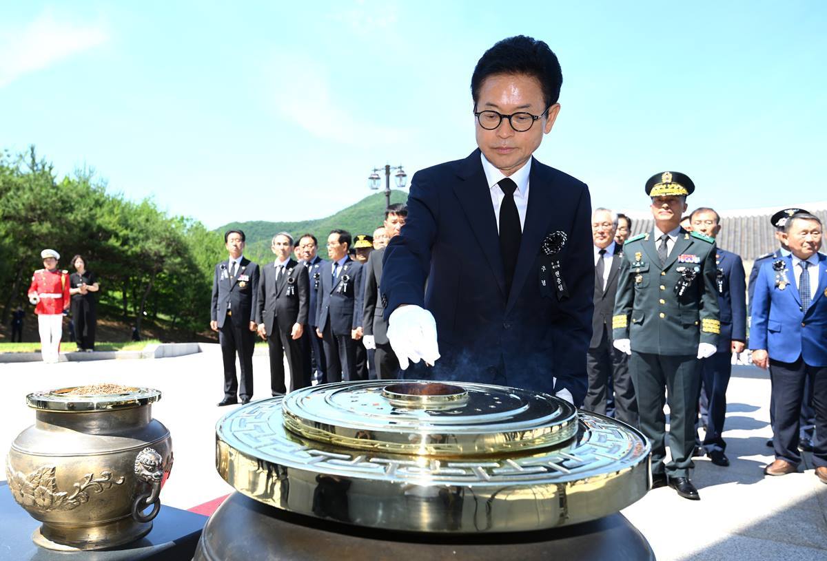 "숭고한 희생이 오늘을 밝힙니다'"..경북도·시·군, 현충일 추념식 개최