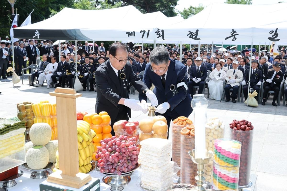포항시는 지난 6일 덕수동 충혼탑 광장에서 제71회 현충일 추념식을 거행했다./포항시