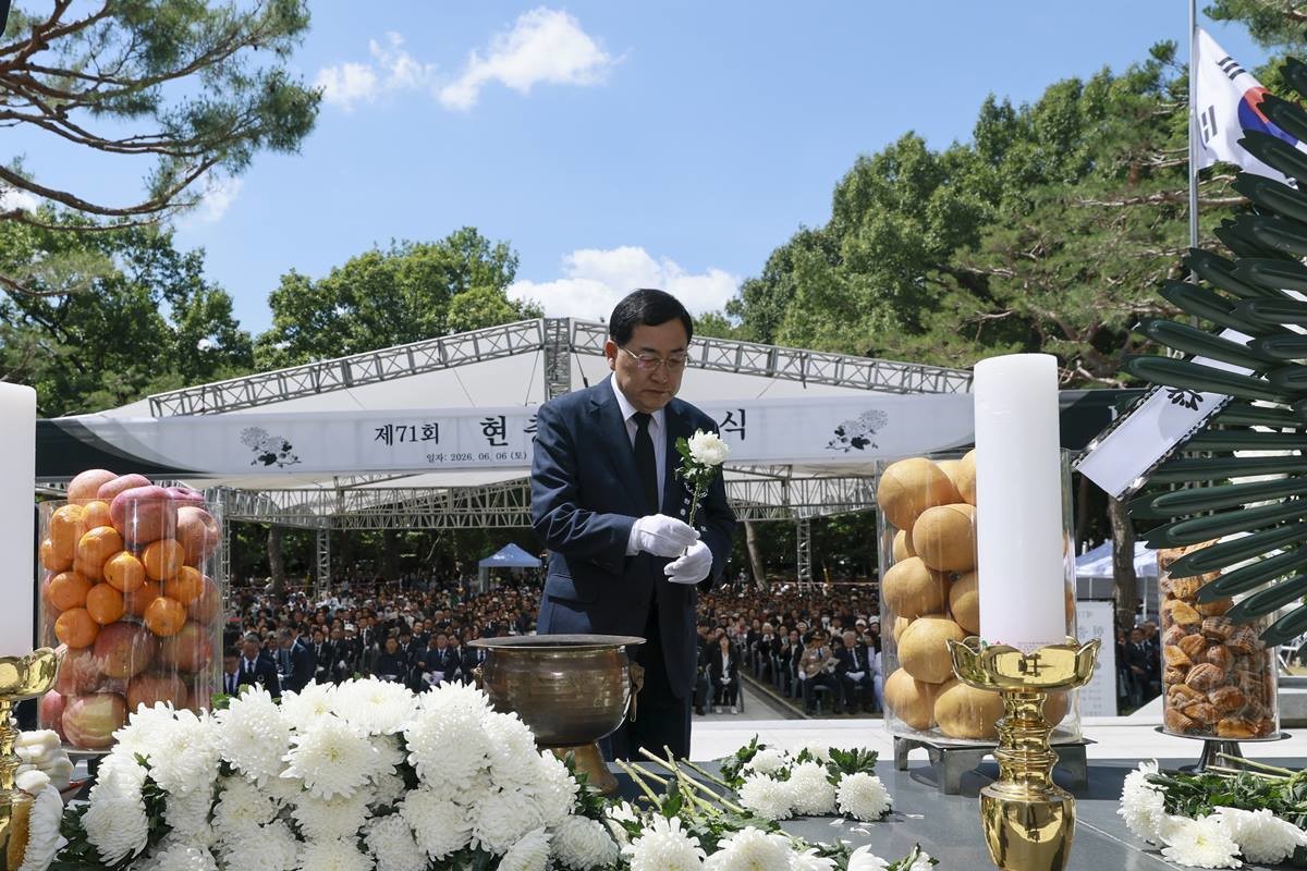 주낙영 경주시장이 황성공원 충혼탑에서 열린 제71회 현충일 추념식에서 헌화하고 있다/경주시
