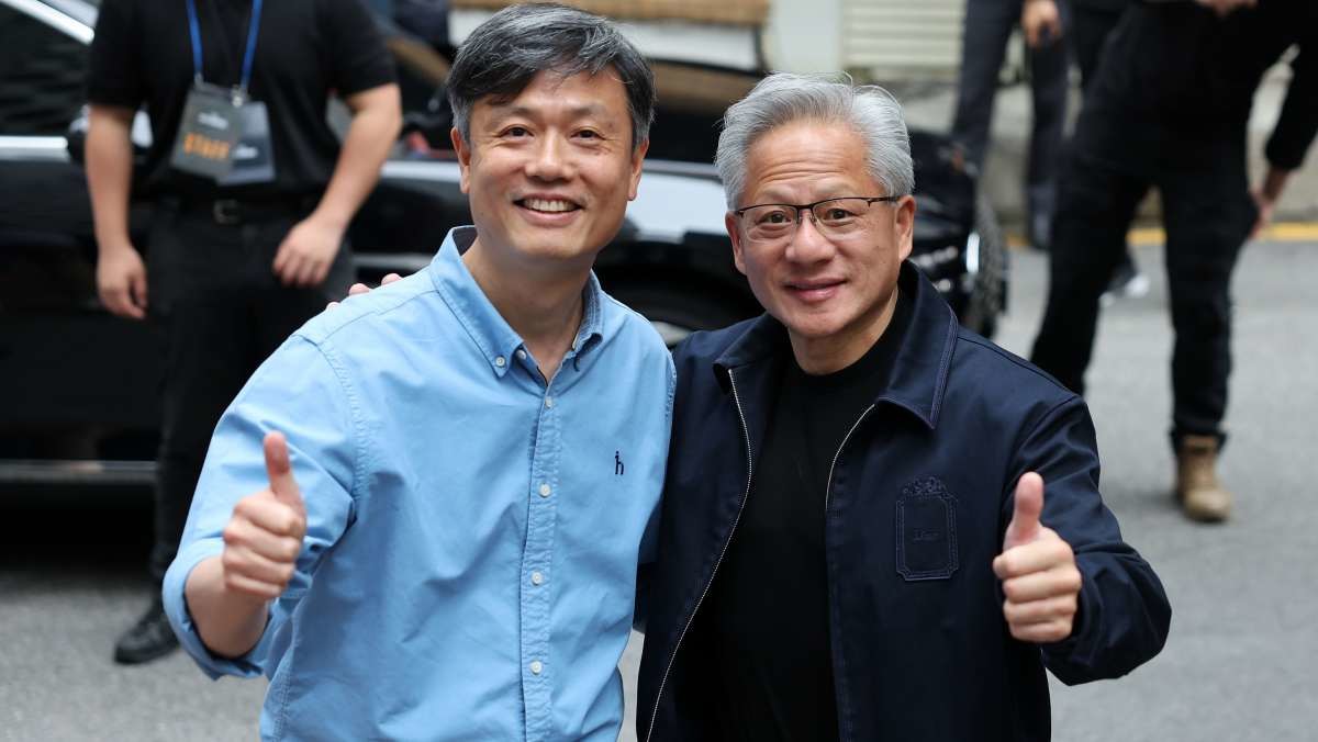 젠슨 황 엔비디아 최고경영자 CEO가 7일 서울 강남구 옵티멈존 PC카페에서 장병규 크래프톤 의장과 기념 촬영을 하고 있다. / 뉴스1