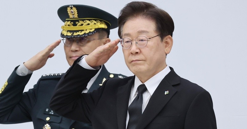 이재명 대통령이 5일 경기 성남시 서울공항에서 열린 한미 6·25전사자 유해 상호봉환식에 참석해 경례를 하고 있다. 2026.6.5/뉴스1