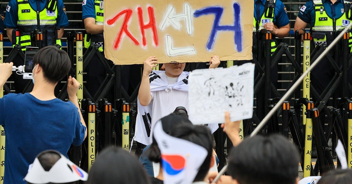 제9회 전국동시지방선거 투표용지 부족 사태에 반발한 시민들이 7일 서울 송파구 올림픽공원 핸드볼경기장 개표소 앞에 모여 재선거를 요구하는 구호를 외치고 있다. / 뉴스1