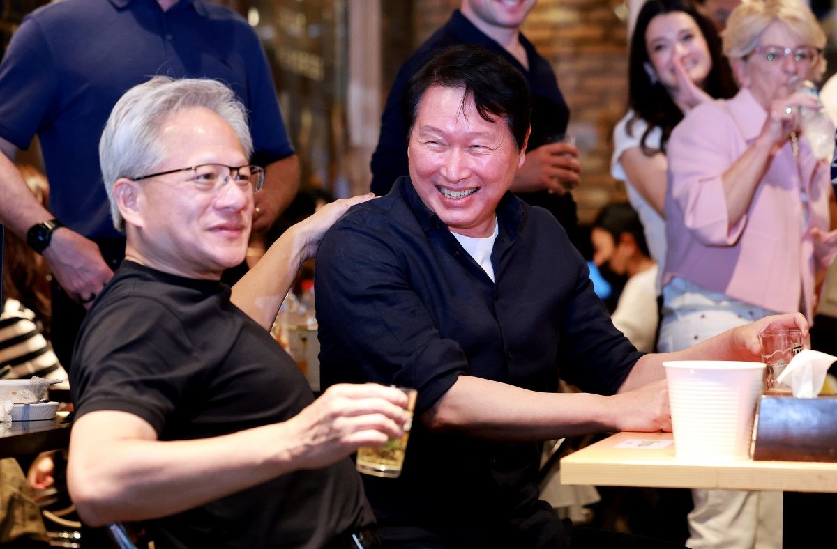 '깐부회동' 중인 황 CEO와 최태원 회장 / 뉴스1
