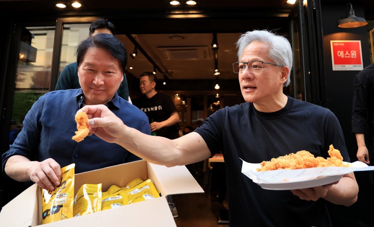 식혜와 치킨 나눠주는 황 CEO와 최태원 회장 / 뉴스1