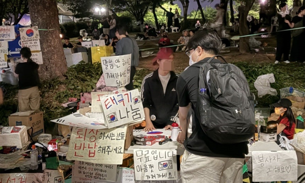 8일 새벽 서울 송파구 올림픽공원 핸드볼경기장 앞 개표소 일대에서 6·3 지방선거 투표용지 부족 사태에 항의하며 재선거를 요구하는 참가자들이 밤샘 시위를 벌이고 있다. / 연합뉴스