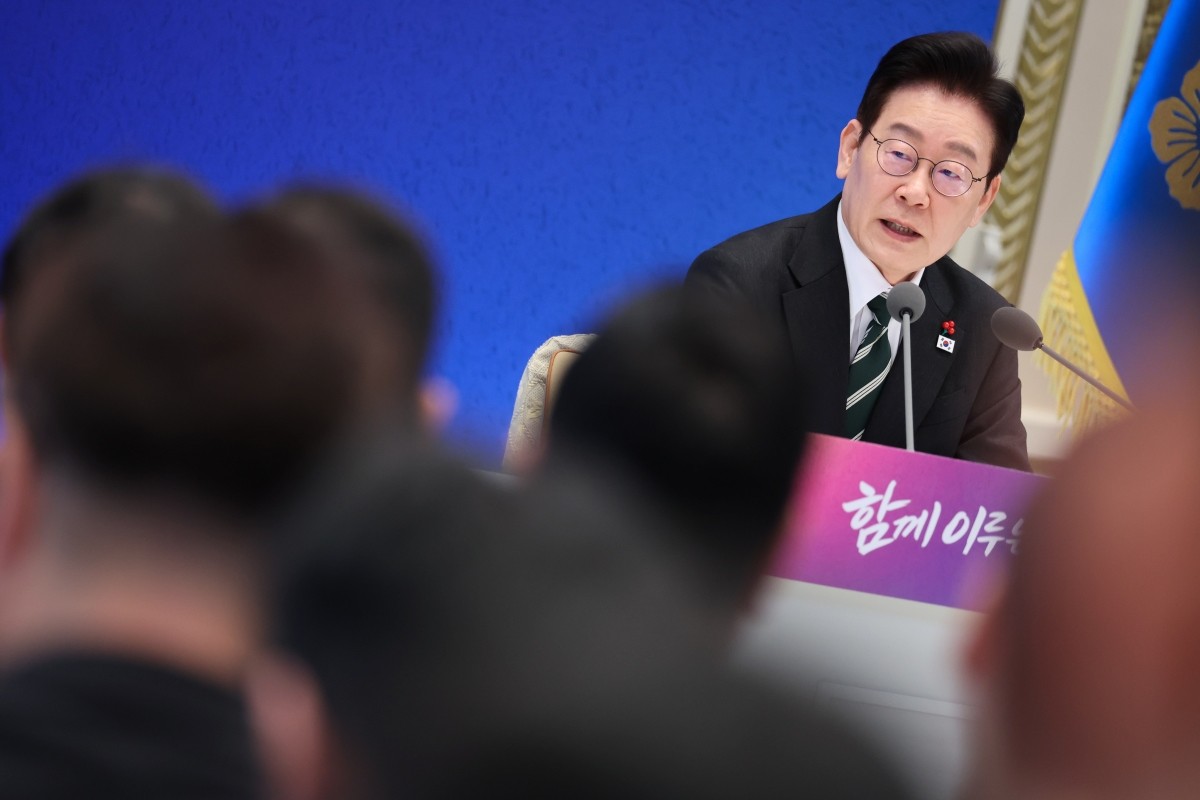이재명 대통령이 지난 1월 청와대 영빈관에서 열린 신년 기자회견에서 취재진 질문에 답변하고 있다 / 뉴스1