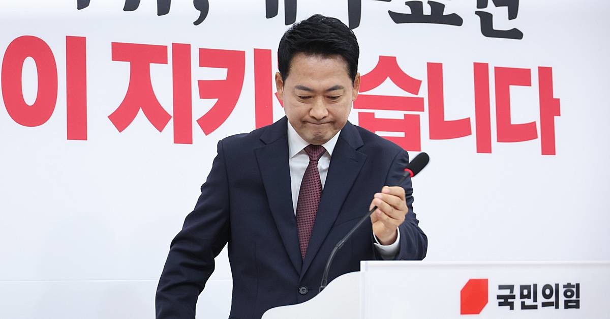 장동혁 국민의힘 대표가 전날 서울 여의도 국회에서 가진 재투표 요구 기자회견을 마친 후 마이크를 치우고 있다 / 뉴스1