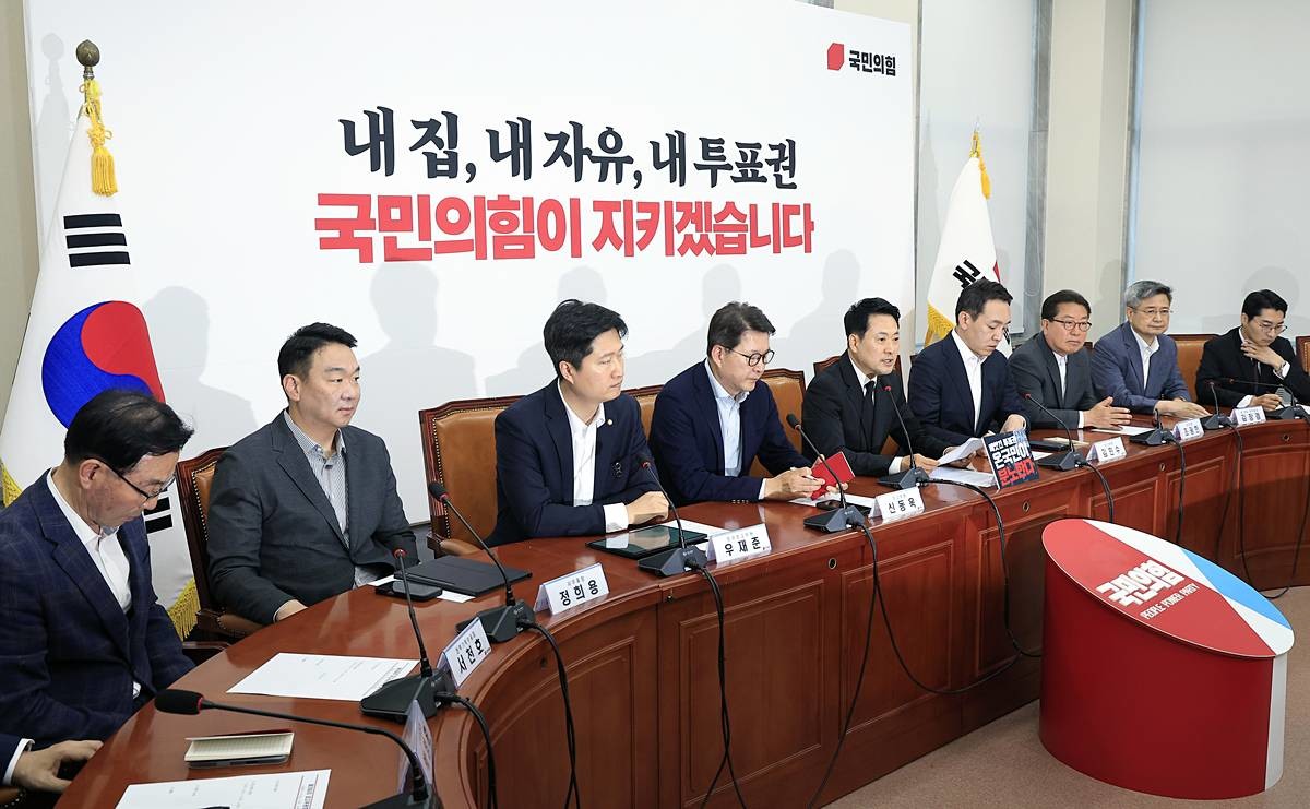 장동혁 국민의힘 대표가 지난 6일 오전 서울 여의도 국회 국민의힘 대회의실에서 열린 긴급 최고위원회의에서 모두 발언을 하고 있다 / 뉴스1