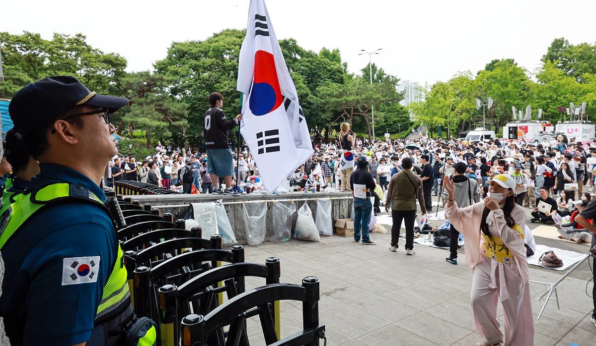 제9회 전국동시지방선거 투표용지 부족 사태에 반발한 시민들이 전날 서울 송파구 올림픽공원 핸드볼경기장 개표소 앞에 모여 재선거를 요구하는 구호를 외치고 있다 / 뉴스1
