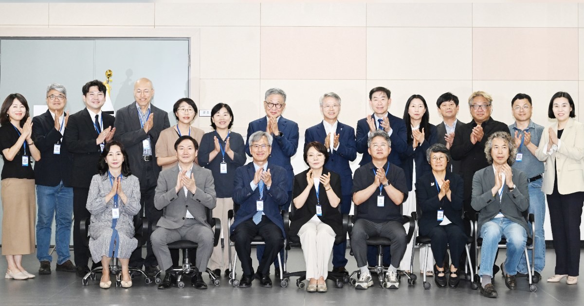 7일 오후 전남 나주 빛가람공동혁신도시 복합문화 체육센터에서 열린 ‘전남광주대전환기획위원회’첫 회의에 참석한 민형배 전남광주통합특별시장 당선인과 정은승 위원장및 위원들이 기념촬영을 하고 있다. / 노해섭 기자