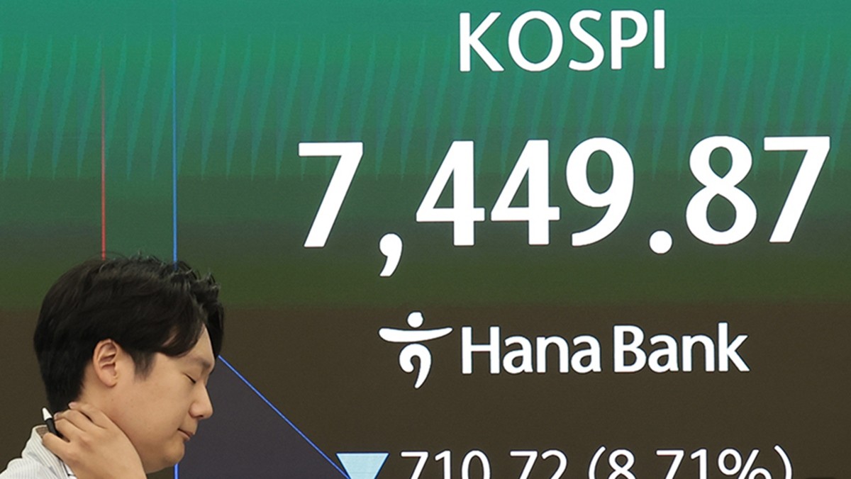 코스피 지수가 개장과 함께 폭락해 서킷 브레이커가 발동된 8일 오전 서울 중구 하나은행 딜링룸에 코스피 지수가 나타나고 있는 모습 / 뉴스1