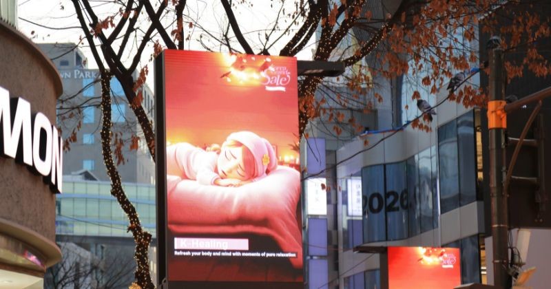 명동 스트리트 쇼핑과 네온사인과 도시경관 / 셔터스톡
