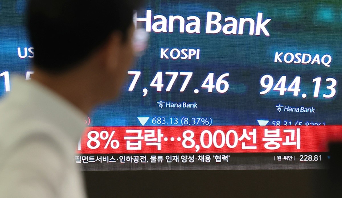 코스피 지수가 하락 출발한 8일 서울 중구 하나은행 딜링룸 전광판에 장초반 시황이 나타나고 있는 모습. 이날 코스피는 개장과 함께 8% 폭락해 8000선이 붕괴되며 서킷 브레이커가 발동됐다. / 뉴스1