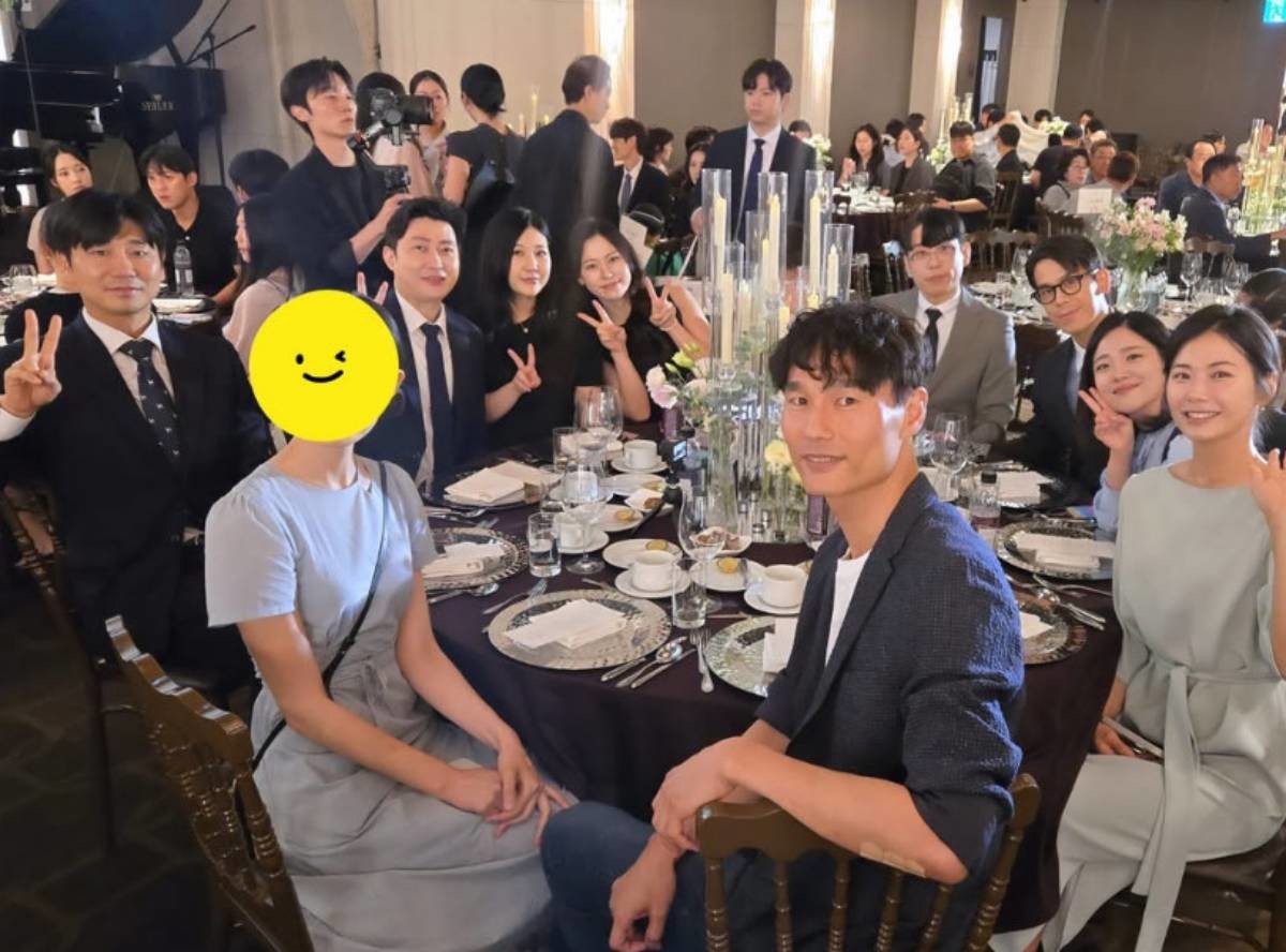 '나는 솔로' 28기 영호, 옥순 결혼식에 참석한 같은 기수 멤버들. / 영자 인스타그램