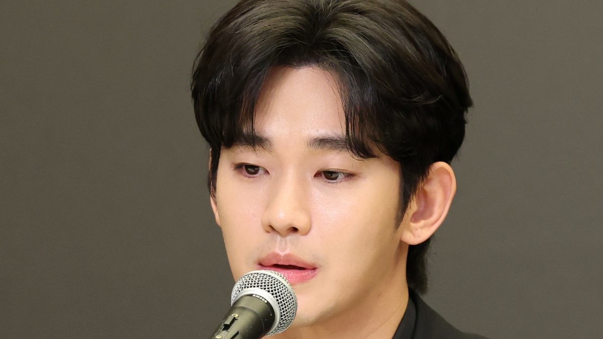 지난해 긴급 기자회견 참석한 김수현 / 뉴스1