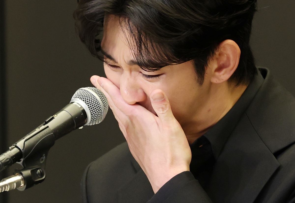 지난해 긴급 기자회견 참석한 김수현 / 뉴스1