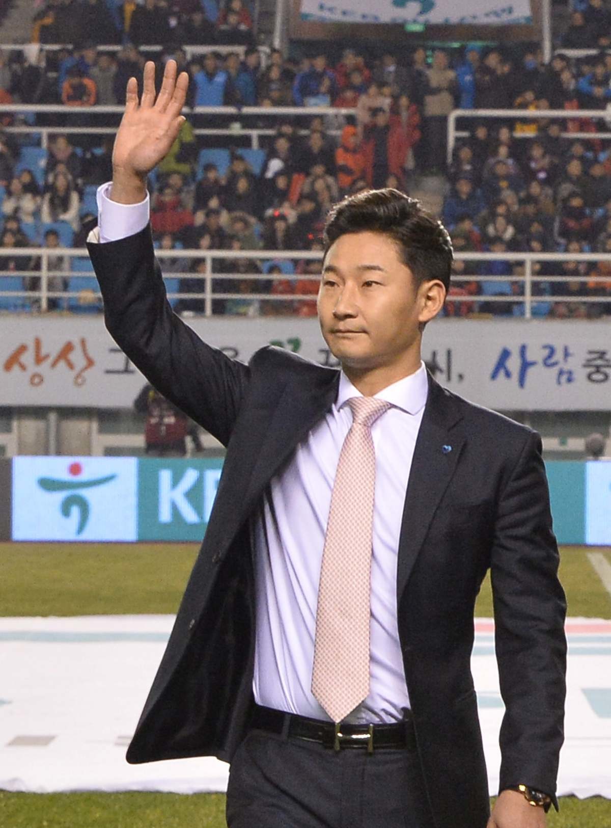 2016년 경기도 안산시 단원구 와스타디움에서 열린 남자축구대표팀 러시아월드컵 아시아 2차예선 대한민국과 레바논의 경기에서 지난해 선수 생활을 은퇴한 이천수(35)가 은퇴식을 갖고 있다. / 뉴스1