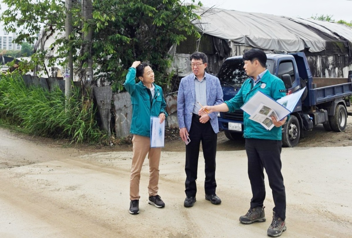 김석웅 광산구 부구청장 등이 지난 1일 상습 침수지역 예방 사업 현장인 신창동 반촌마을을 살펴보고 있다. / 광주시 광산구