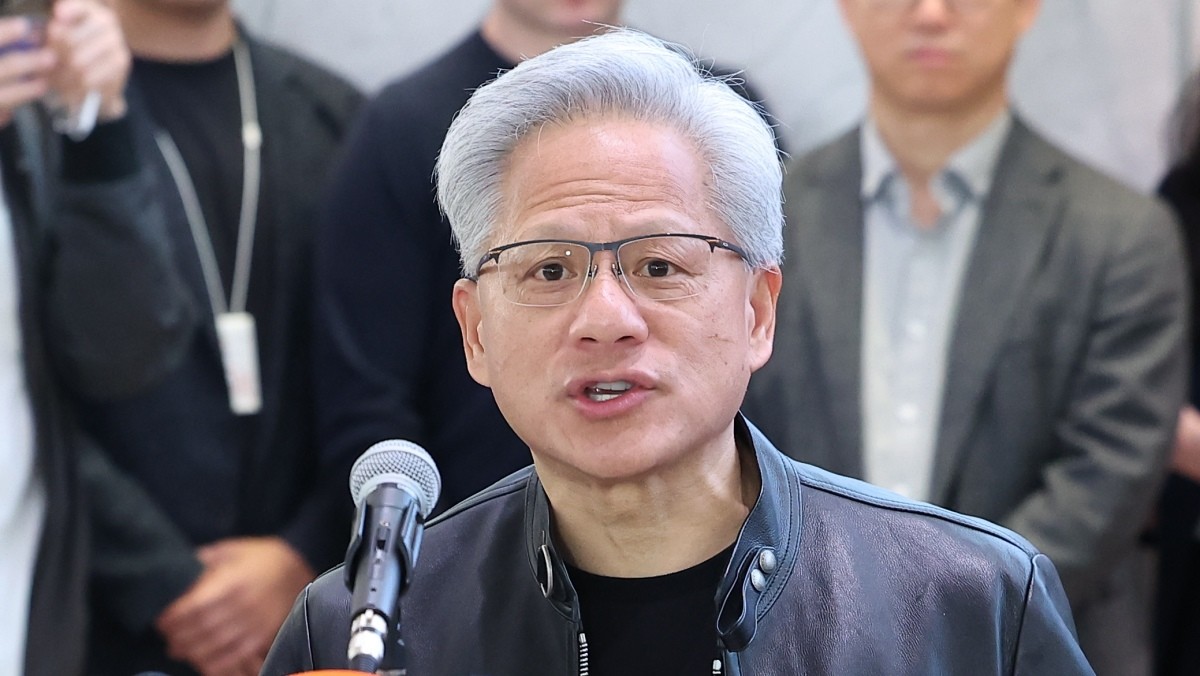 젠슨 황 엔비디아 최고경영자(CEO)가 8일 오전 서울 종로구 SK 서린빌딩에서 엔비디아-SK 협력 관련 언론브리핑을 하고 있다. / 뉴스1