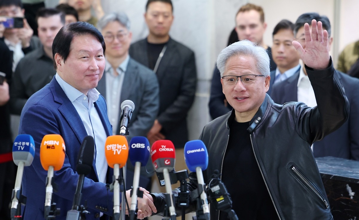 젠슨 황 엔비디아 최고경영자(CEO)와 최태원 SK그룹 회장이 8일 오전 서울 종로구 SK 서린빌딩에서 열린 엔비디아-SK 협력 관련 언론브리핑을 마친 후 악수하고 있다. / 뉴스1
