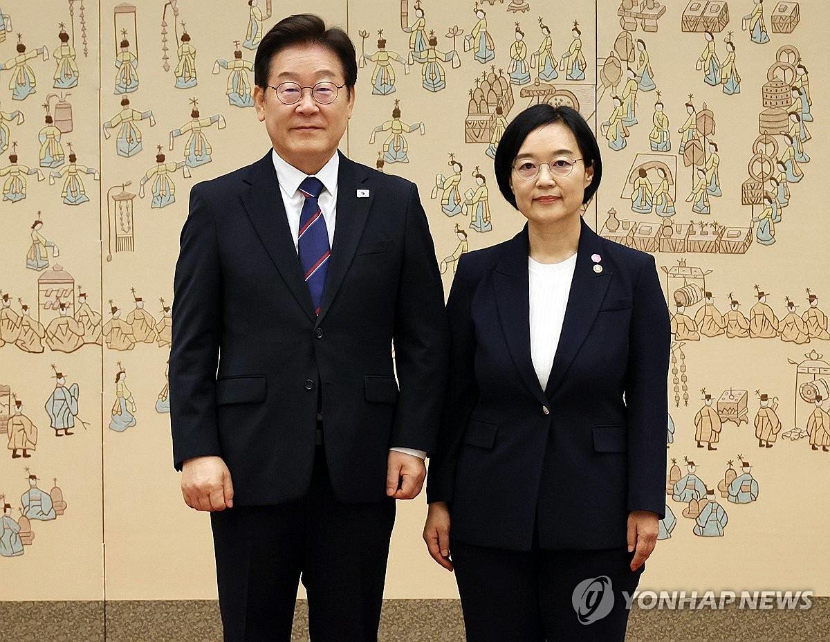 청와대는 전날 이재명 대통령이 신임 국무총리 후보자로 한성숙 중소벤처기업부 장관을 지명했다고 발표했다. 사진은 지난해 이 대통령이 한 장관에게 임명장 수여 후 기념촬영을 하는 모습 / 연합뉴스