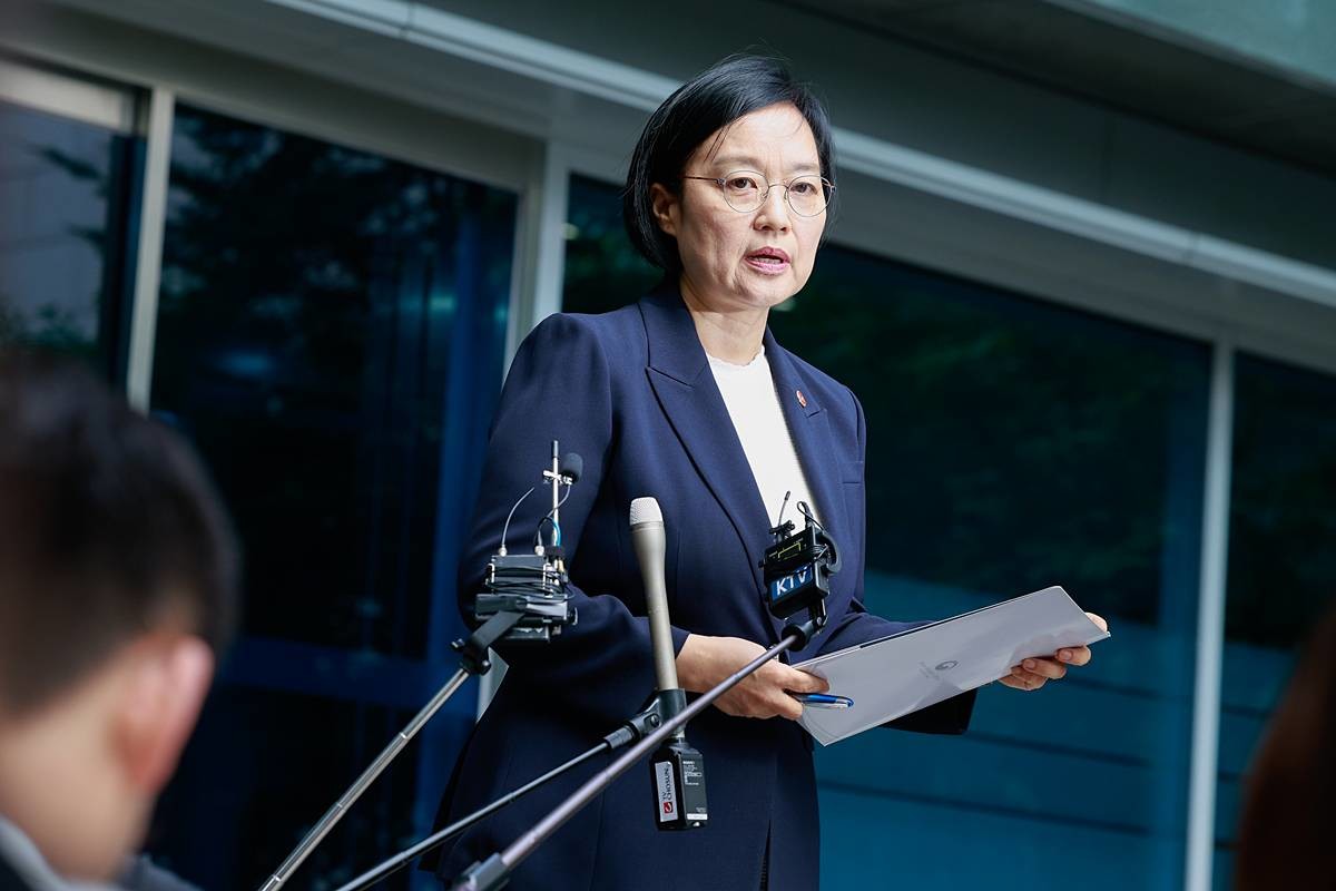 한성숙 국무총리 후보자가 8일 오전 인사청문회 준비 사무실인 서울 종로구 금융감독원 연수원 앞에서 지명 소감을 밝히고 있다 / 뉴스1
