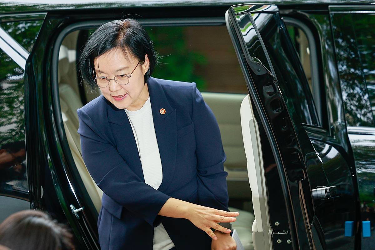 한성숙 국무총리 후보자가 8일 오전 인사청문회 준비 사무실인 서울 종로구 금융감독원 연수원에 출근하기 위해 차에서 내리고 있다 / 뉴스1