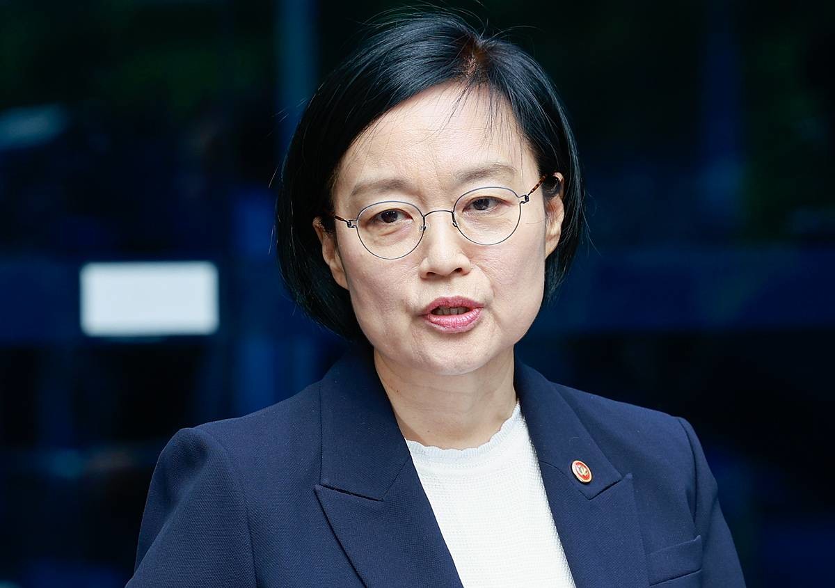 한성숙 국무총리 후보자가 8일 오전 인사청문회 준비 사무실인 서울 종로구 금융감독원 연수원 앞에서 지명 소감을 밝히고 있다 / 뉴스1