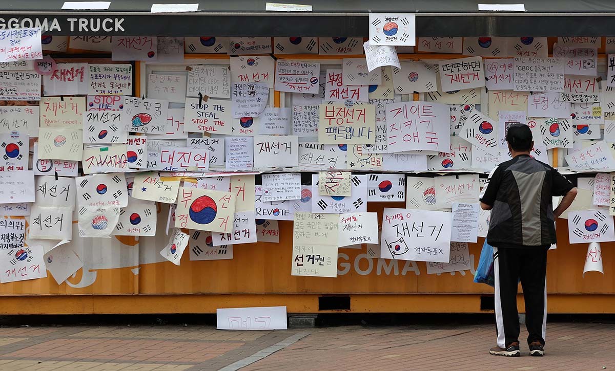 제9회 전국동시지방선거 투표용지 부족 사태를 규탄하며 재선거를 요구하는 집회가 계속되고 있는 8일 서울 송파구 올림픽공원 핸드볼경기장 인근 부스에 재선거를 요구하는 메시지가 붙어 있다. / 뉴스1