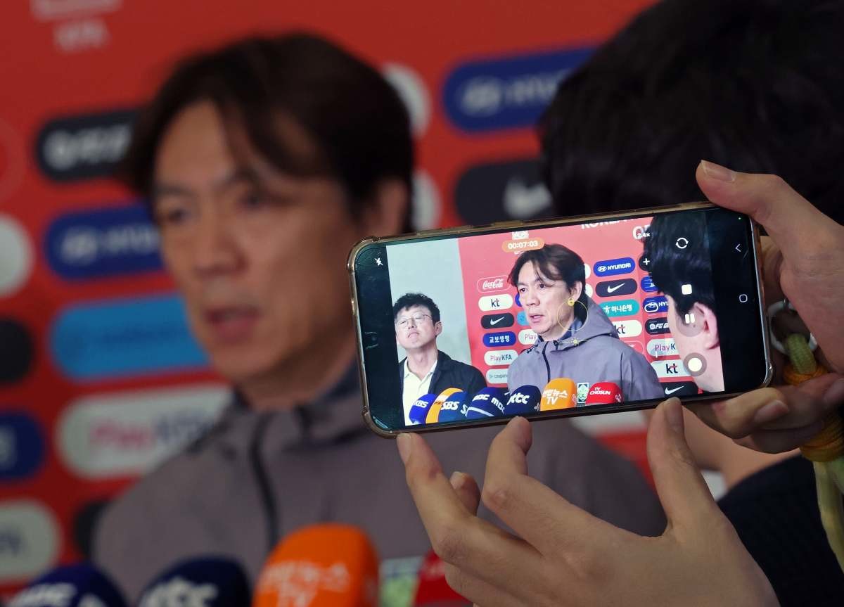 2026 북중미 월드컵 소집 전 마지막 평가전을 마치고 돌아온 축구대표팀 홍명보 감독이 지난 4월 인천국제공항 제2터미널을 통해 귀국해 취재진의 질문에 답하고 있다. / 뉴스1