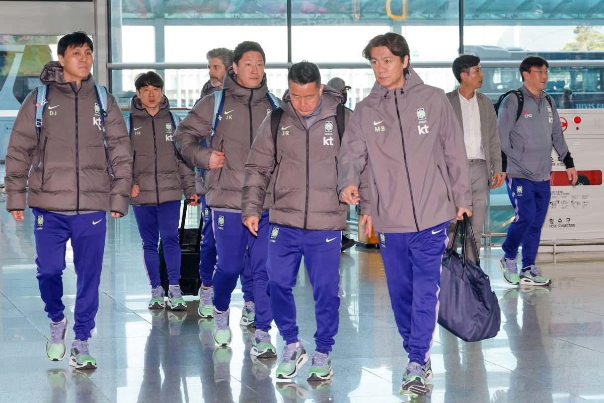 올해 첫 소집 훈련과 평가전을 앞둔 홍명보 축구 국가대표팀 감독이 지난 3월 인천국제공항 2터미널에서 영국 런던으로 출국하기 위해 이동하고 있다. / 뉴스1
