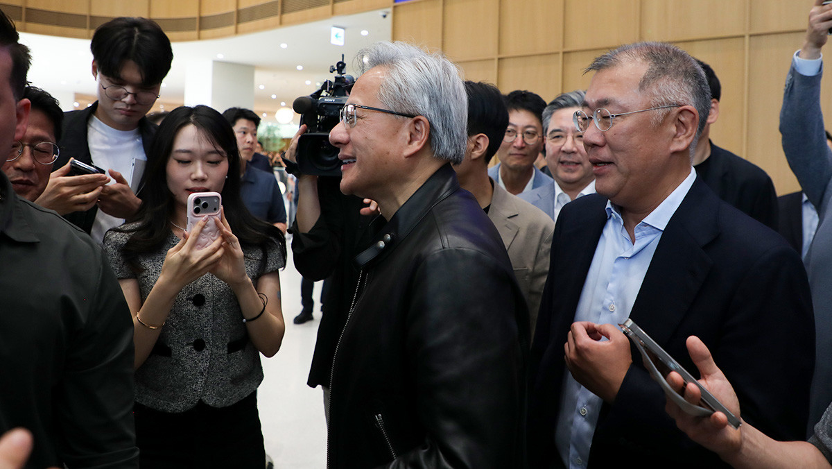 젠슨 황 엔비디아 CEO가 기자단에게 화답하고 있다. / 권혁재 PD