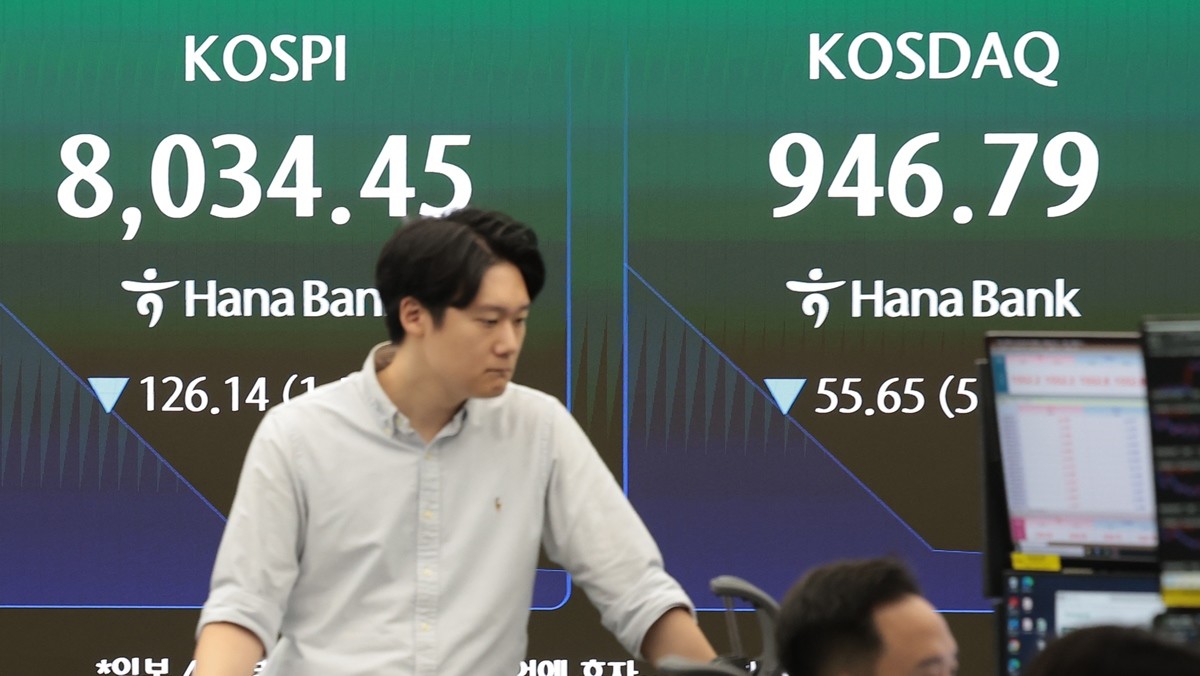 코스피 지수가 개장과 함께 폭락해 서킷 브레이커가 발동된 8일 오전 서울 중구 하나은행 딜링룸에 코스피 지수가 나타나고 있는 모습 / 뉴스1