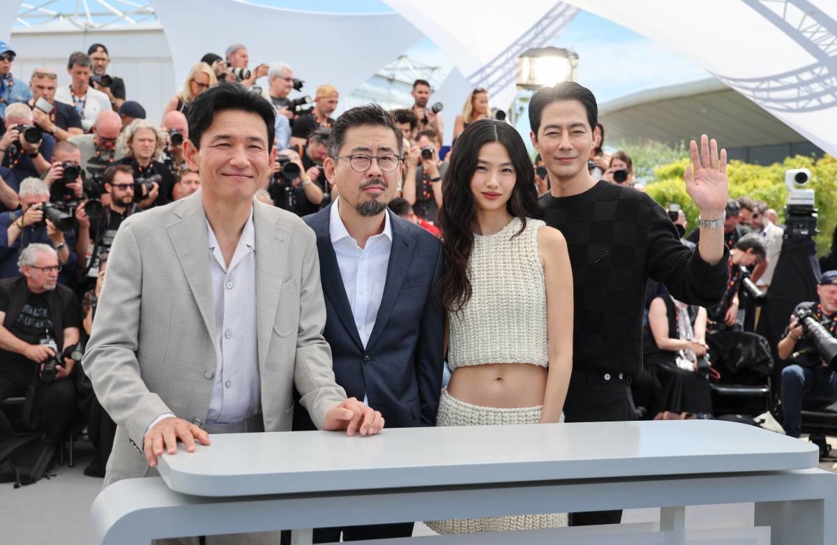 제79회 칸 국제영화제가 열리고 있는 지난달 18일(현지 시각) 프랑스 남부 소도시 칸 팔레 데 페스티발에서 열린 경쟁부문 진출작 ‘호프’ 포토콜에서 배우 알리시아 비칸데르, 나홍진 감독, 테일러 러셀, 마이클 패스벤더가 포즈를 취하고 있다. / 뉴스1