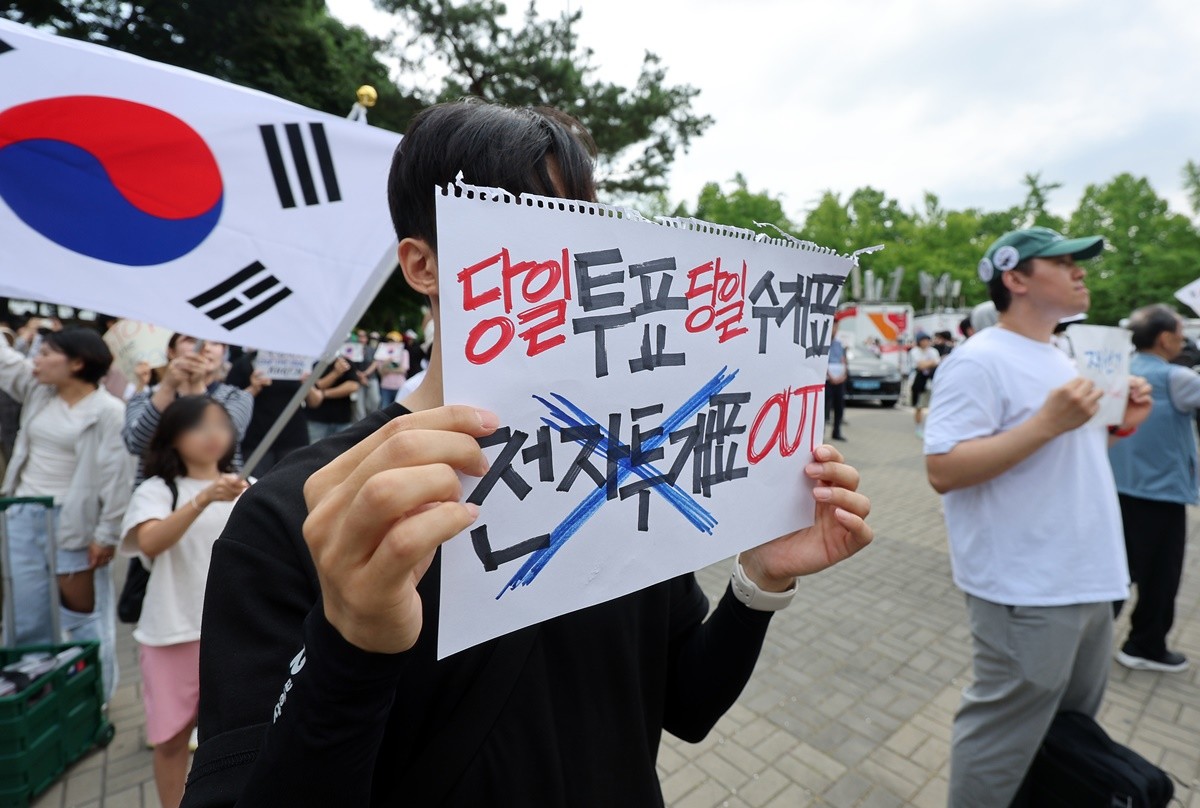 제9회 전국동시지방선거 투표용지 부족 사태에 반발한 시민들이 8일 서울 송파구 올림픽공원 핸드볼경기장 개표소 앞에 모여 재선거를 요구하는 구호를 외치고 있는 모습 / 뉴스1