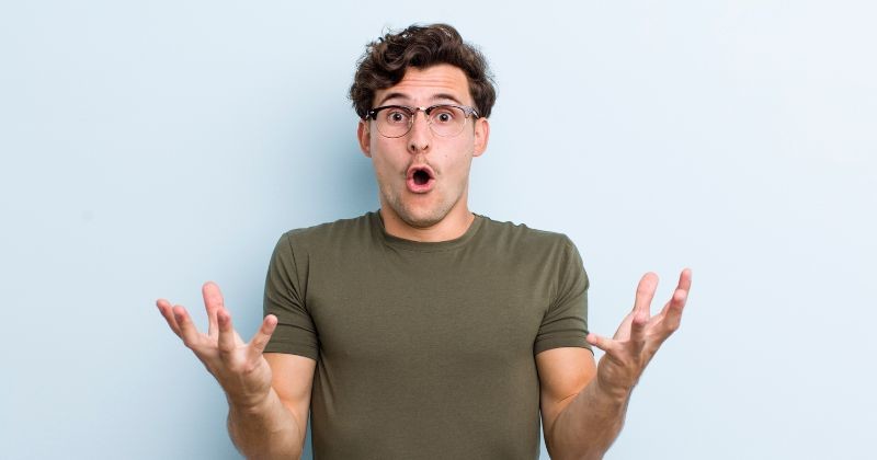 입을 벌리고 놀란 젊은 미남, 믿을 수 없는 놀라움에 충격과 충격을 받았다 / 셔터스톡