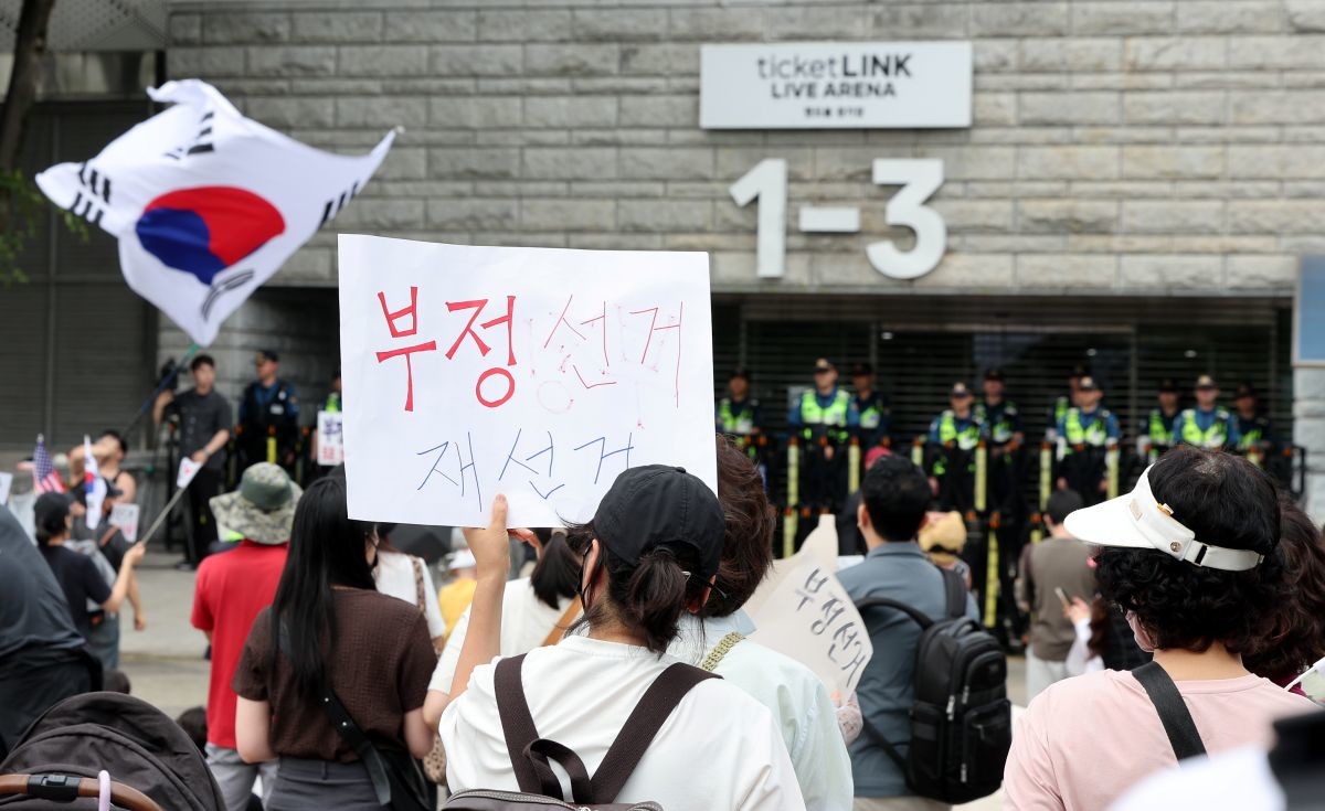 제9회 전국동시지방선거 투표용지 부족 사태를 규탄하며 재선거를 요구하는 집회가 계속되고 있는 8일 서울 송파구 올림픽공원 핸드볼경기장 개표소 앞에 모여 재선거를 요구하는 구호를 외치고 있다. / 뉴스1