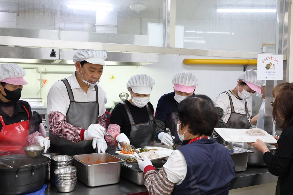 박용선 포항시장 당선인의 8일 포항시북부장애인종합복지관 배식 봉사/이하 박용선 당선인 제공