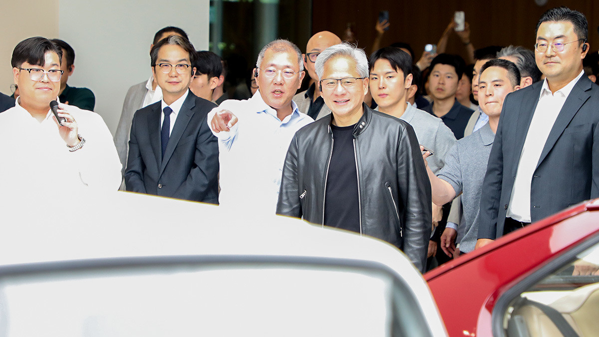 정의선 현대차그룹 회장이 젠슨 황 엔비디아 CEO에게 포니를 설명하고 있다. / 권혁재 PD