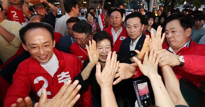 박근혜 전 대통령이 31일 오후 추경호 국민의힘 대구시장 후보, 유영하 국민의힘 의원과 함께 대구 수성못을 찾아 시민과 인사 나누고 있다. 2026.5.31/뉴스1