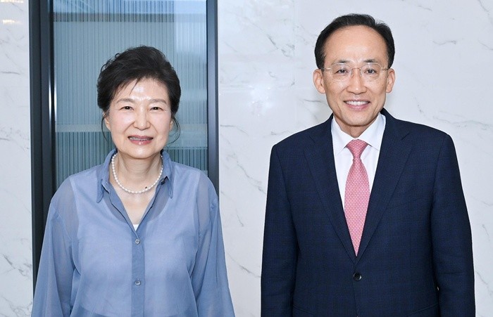 추경호 대구시장 당선인이 8일 오후 대구 달성군 사저를 찾아 박근혜 전 대통령과 기념촬영을 하고 있다. (대구시장직 인수위원회 제공. 재판매 및 DB 금지) 2026.6.8/뉴스1
