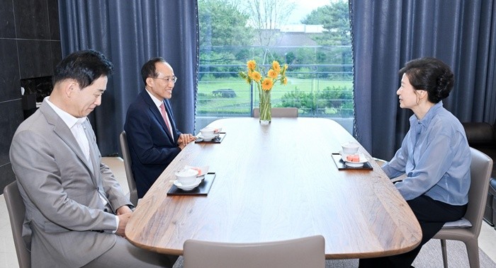 추경호 대구시장 당선인이 8일 오후 대구 달성군 사저를 찾아 박근혜 전 대통령을 예방하고 있다. (대구시장직 인수위원회 제공. 재판매 및 DB 금지) 2026.6.8/뉴스1